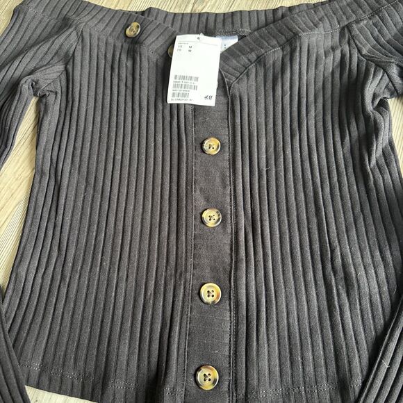 NWT H&M Off The Shoulder Long Sleeve Button Ribbed Shirt Size Medium - Picture 2 of 10